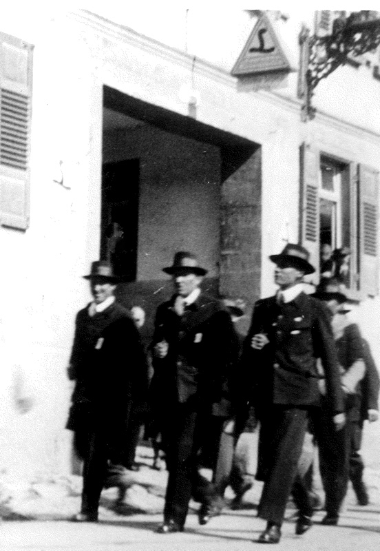 Unterjesinger Schützenverein vor dem Lamm 1937 beim Festzug des Winzerfestes
